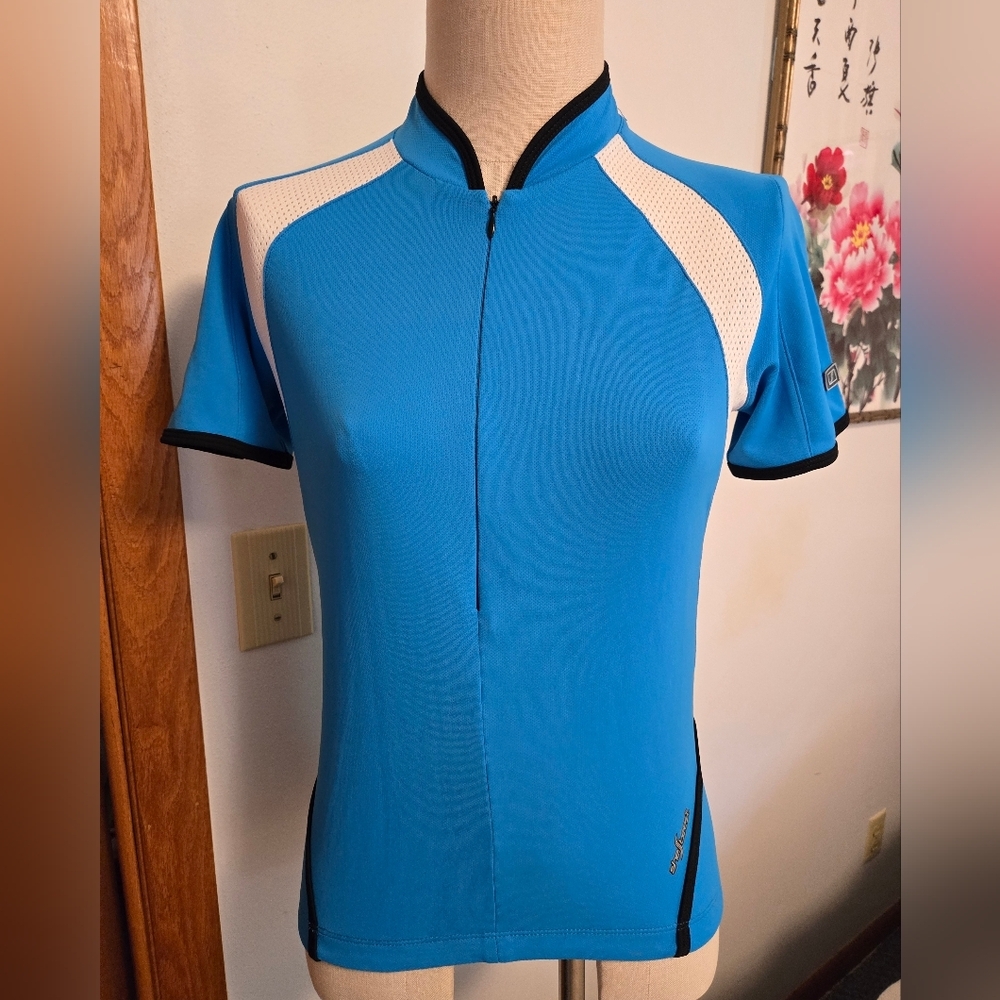 SHEBEEST SKY BLUE & BLACK BICYCLING ATHLETIC TOP. SIZE SMALL.